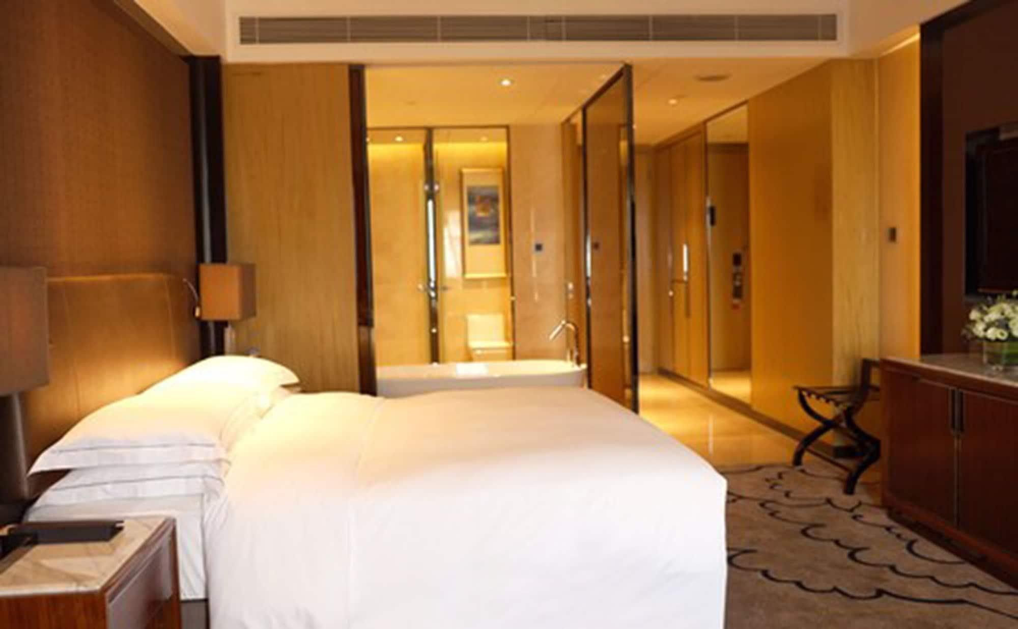 ฮิลตัน จงซาน ดาวน์ทาวน์ Hotel ภายนอก รูปภาพ